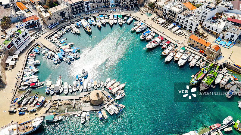 北塞浦路斯基尔尼亚港的鸟瞰图，展现了历史悠久的威尼斯建筑、碧蓝的地中海水域、游艇和基尔尼亚城堡，风景如画的海岸线，是著名的旅游目的地。图片素材