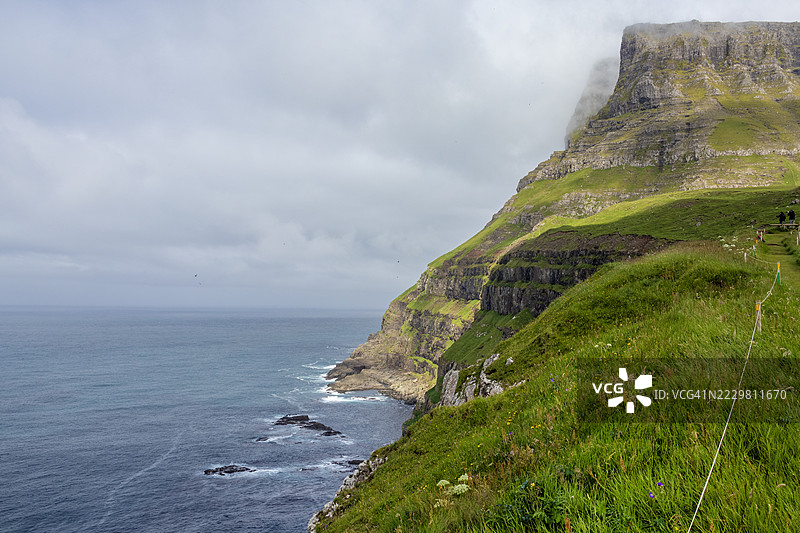 法罗群岛加萨达卢尔的海岸悬崖图片素材
