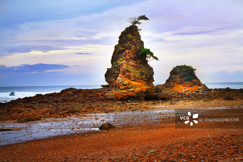 圣胡安德尔苏尔海滩的蓝色时光日落与崎岖的岩石形成图片素材