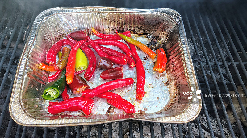 烧烤架上的辣椒图片素材