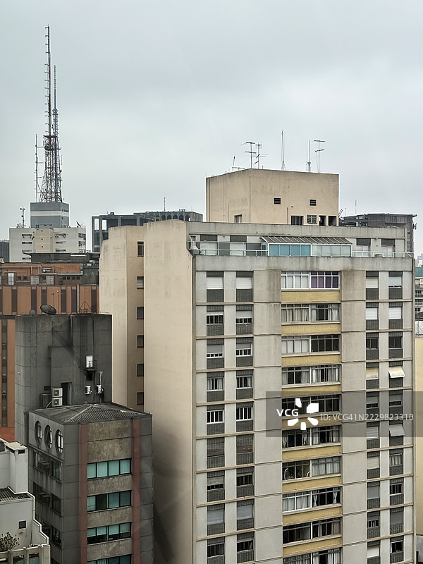 巴西圣保罗贝拉维斯塔社区的城市天际线，住宅和商业建筑。图片素材