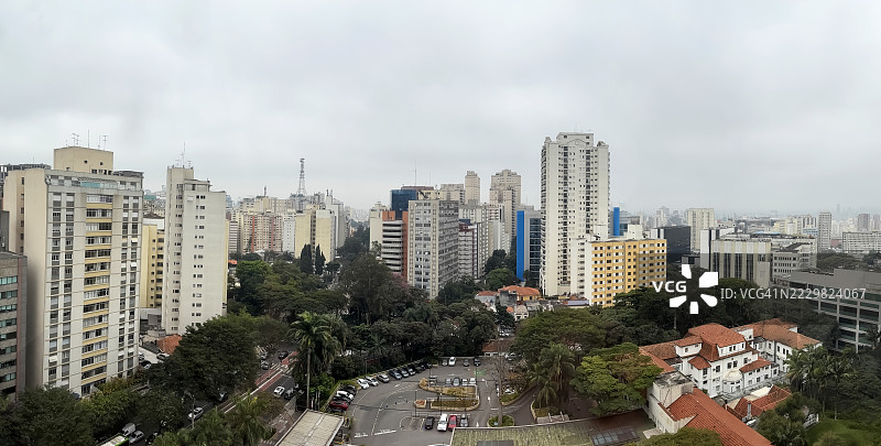 圣保罗巴西的贝拉维斯塔社区，城市天际线的全景，住宅和商业建筑交错。图片素材
