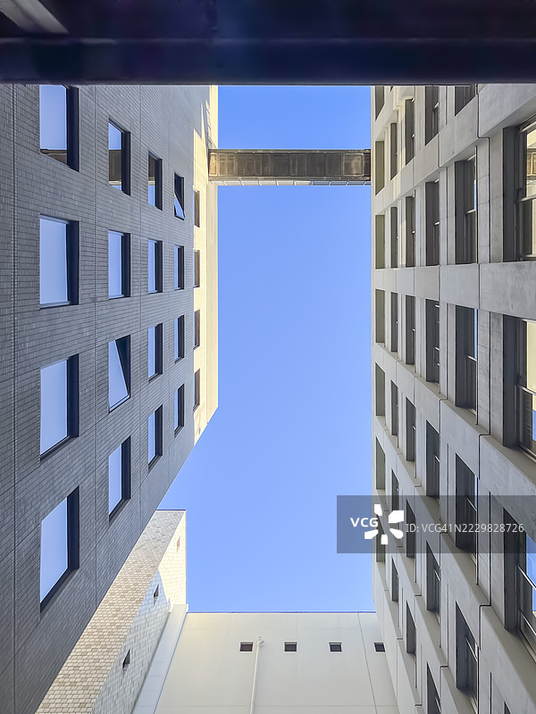 仰望现代建筑图片素材