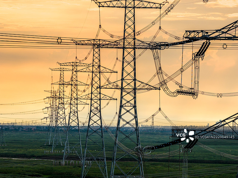 靠近主要电力变电站的电塔和电力线图片素材