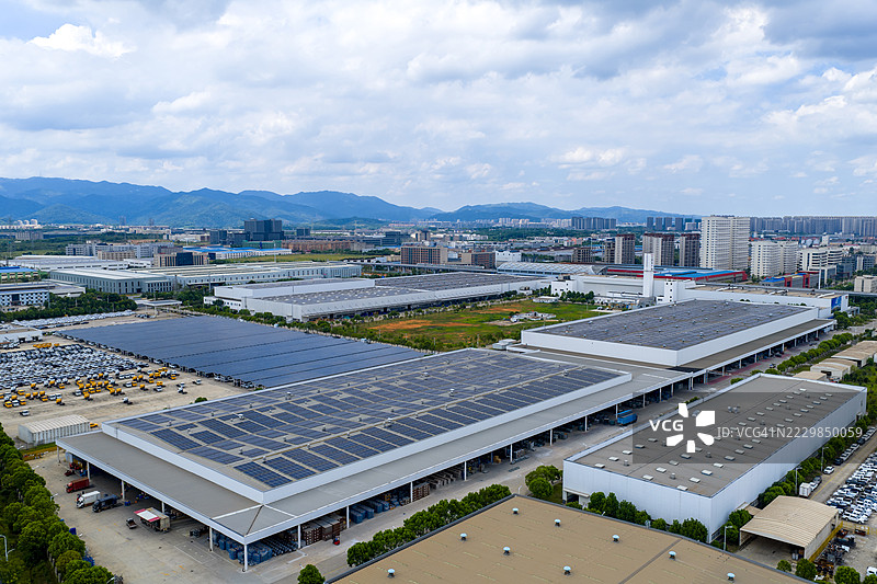 现代可持续汽车停车场，安装了太阳能电池板图片素材