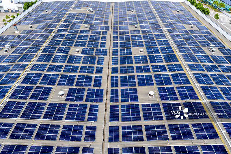 工业区屋顶上装有太阳能电池板图片素材