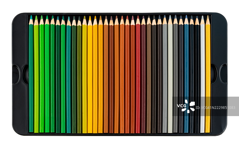 黑色托盘中的彩色铅笔集合，孤立在白色背景上，保存剪切路径。图片素材