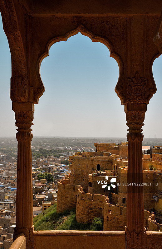 印度拉贾斯坦邦杰沙梅尔堡王宫的雕刻拱门和贾罗卡图片素材