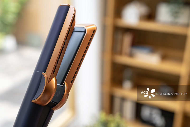 现代发型工具静置在模糊的浴室梳妆台上图片素材