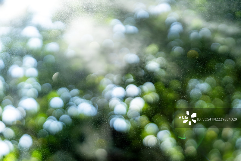 阳光透过脏窗户形成的散景效果图片素材