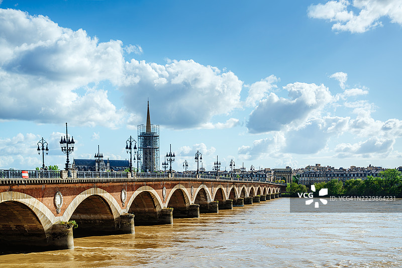 历史悠久的皮埃尔桥与迷人的波尔多城市风光图片素材