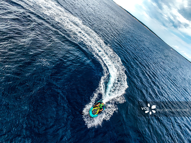 老年男子在波涛汹涌的开阔水域上驾驶水上摩托的动态镜头图片素材