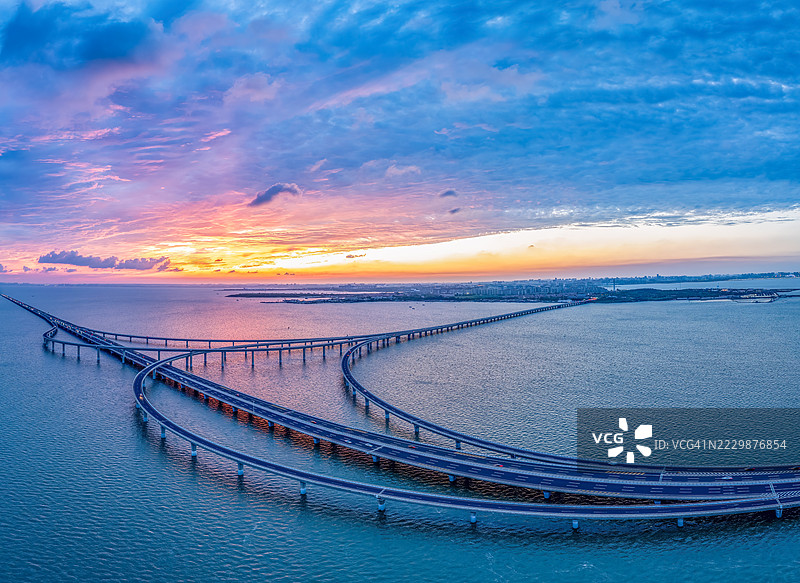 无人机视角：青岛胶州湾大桥与壮丽的辉煌日落相映成趣图片素材