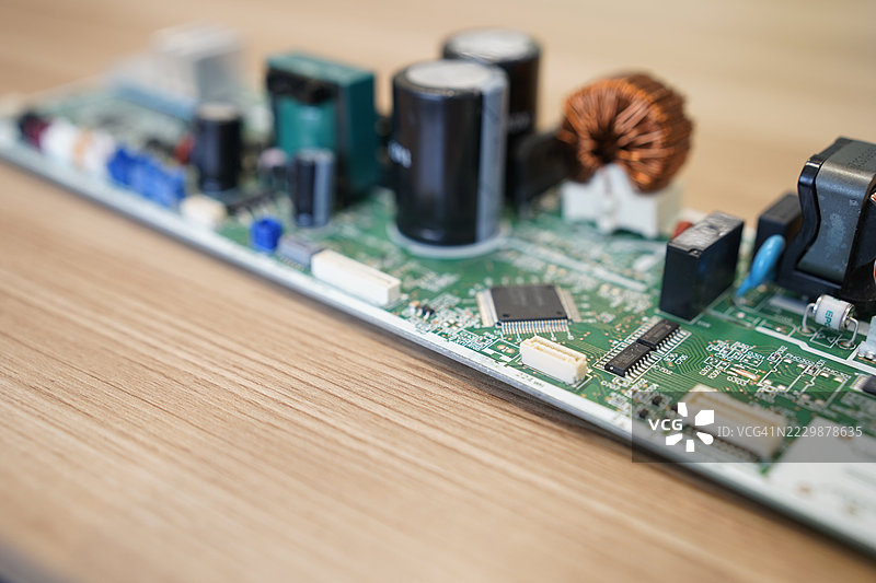 带有大型元件和空白区域的电子电路板图像图片素材