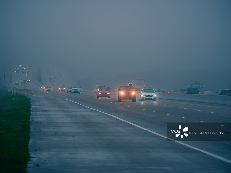 雾霭和黄昏中的交通图片素材