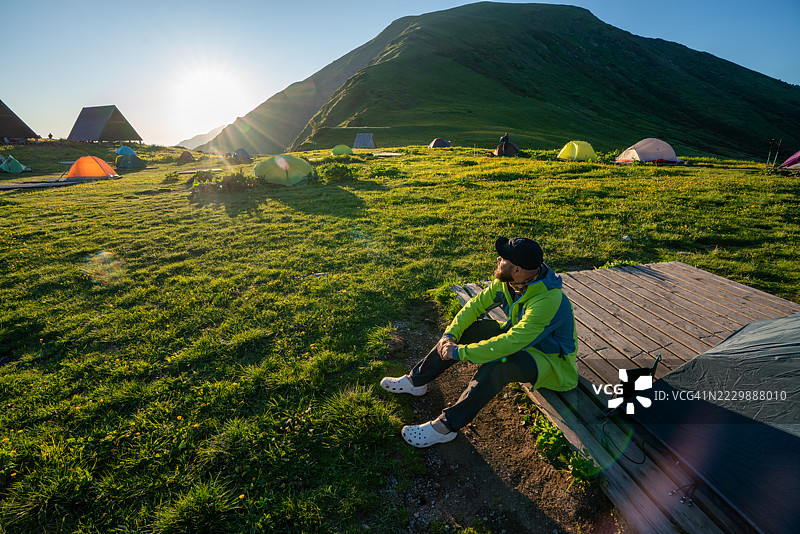 露营者在宁静的营地享受日出时的美丽山景图片素材