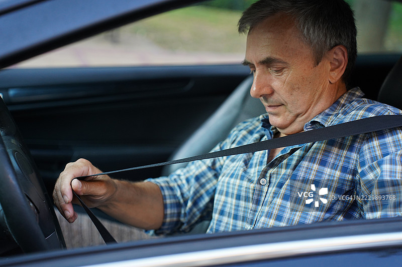 成熟男性坐在驾驶座上 - 从司机的视角看日常时刻图片素材