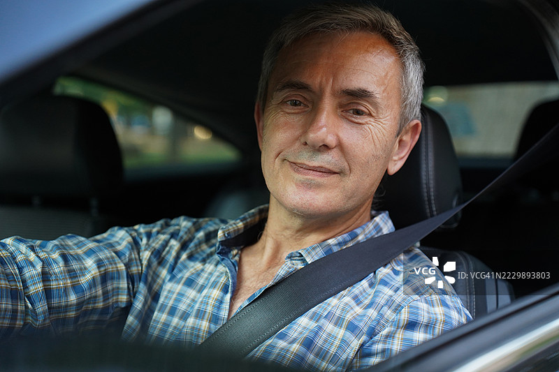成熟男性坐在驾驶座上 - 从驾驶者的视角看日常时刻图片素材