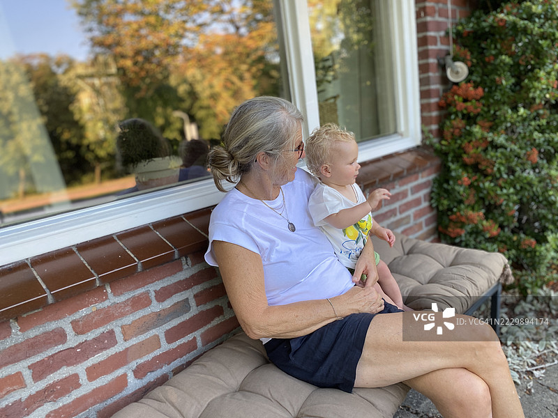 奶奶和孙子/孙女一起看交通图片素材
