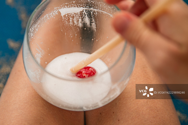 空的热带鸡尾酒杯中的樱桃特写镜头图片素材