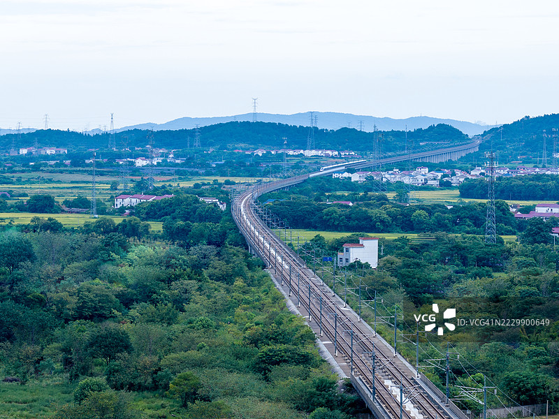 铁路上行驶的客运列车的鸟瞰图。铁路上的客运运输。图片素材