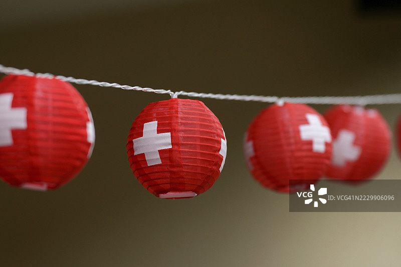 带有瑞士十字的灯笼项链，适合8月1日的银行假期，瑞士图片素材
