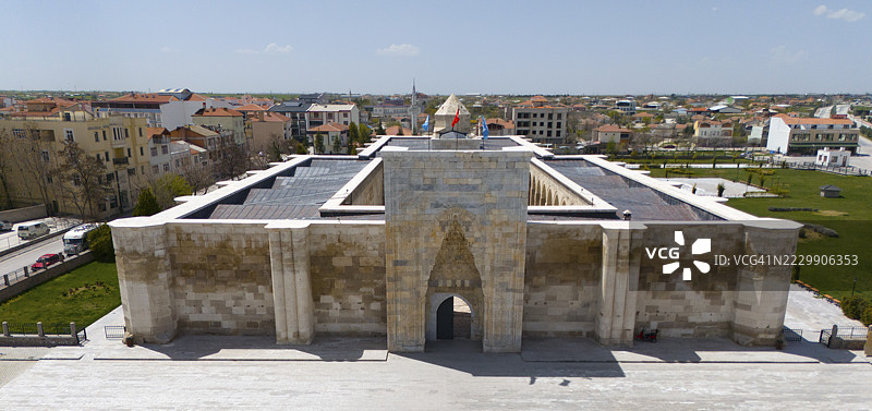 城市背景下，中世纪商队的正面视图，拥有宏伟的拱门，俯瞰视角，苏丹哈尼商队驿站，苏丹哈尼商队驿站，阿克萨赖省，历史上的丝绸之路，土耳其图片素材