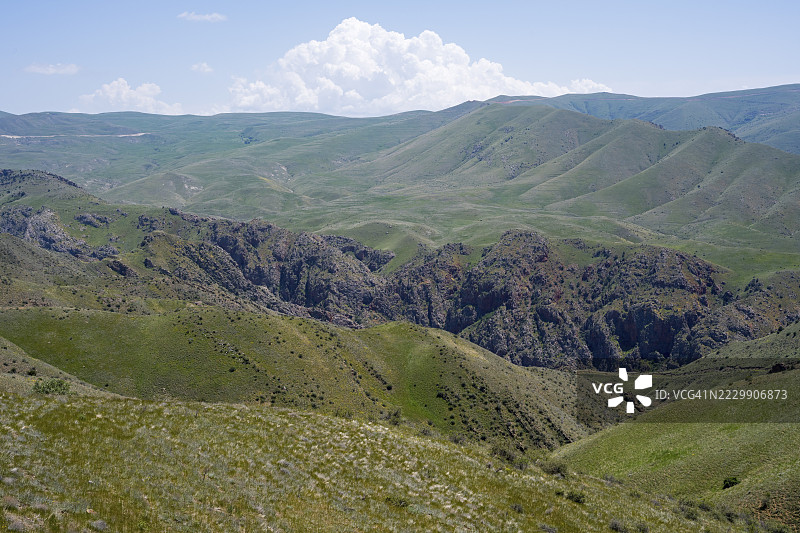 绿色山丘上空有云,峡谷描绘出宁静的风景,阿塞拜疆纳希切万飞地的景观,纳希切万,M2,亚美尼亚图片素材