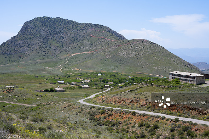 蓝天下的绿色山丘上的村庄，Kərk（卡尔基）是根据国际法属于阿塞拜疆但被亚美尼亚领土包围的村庄，被亚美尼亚占领并由阿拉拉特省管辖，阿塞拜疆图片素材