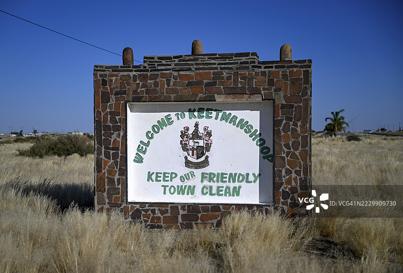 纳米比亚卡拉斯地区基特曼斯胡普入口处的带有城镇纹章的标志图片素材