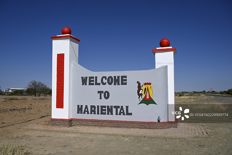 纳米比亚哈达普区马里恩塔尔入口处的镇徽标志图片素材