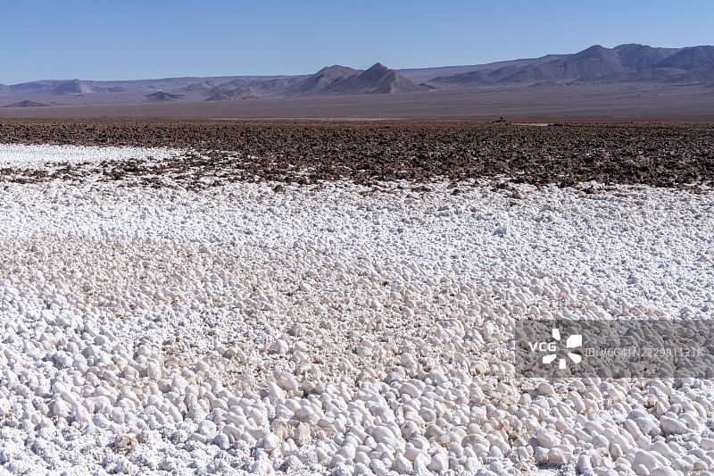 智利安托法加斯塔大区圣佩德罗·德·阿塔卡马托科纳奥的阿塔卡马沙漠隐秘泻湖的彩色盐层图片素材