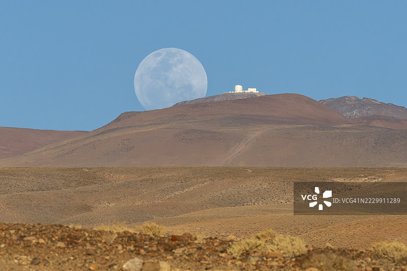 智利安托法加斯塔大区圣佩德罗德阿塔卡马的山上，旁边是升起的满月天文台图片素材