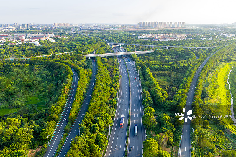 多车道道路的高空视角图片素材
