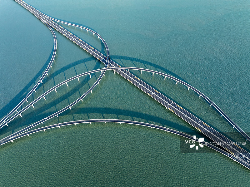 中国山东省青岛胶州湾大桥的无人机航拍视角图片素材