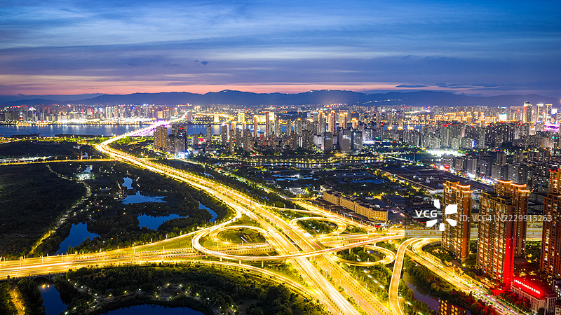 日落时分，拥挤的高架道路鸟瞰图，天空壮观。图片素材