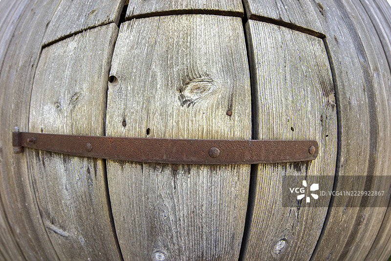 旧木门与钢铰链图片素材