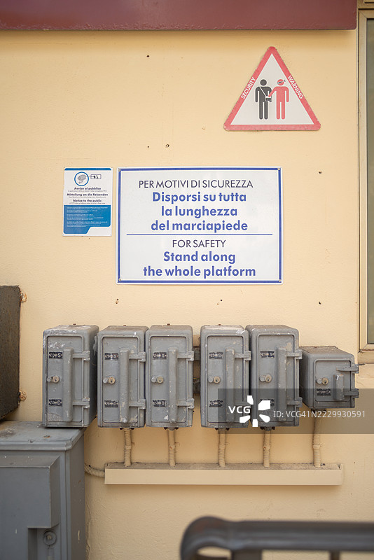 火车站的盗窃警告标志，整个站台上都有安全提示。图片素材