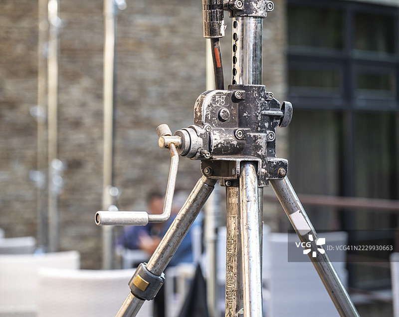 在搭建过程中调整专业灯光支架高度的曲柄图片素材