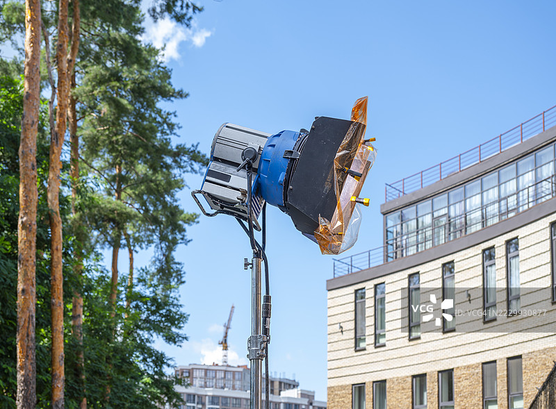 专业照明设备在电影拍摄期间照亮建筑物图片素材