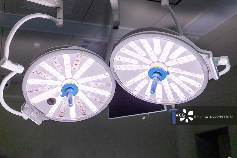 医院手术室里的手术灯图片素材