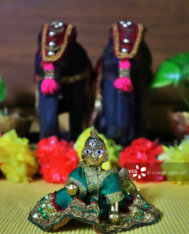 美丽的婴儿克里希纳/巴尔·戈帕尔/克里希纳大人/克里希纳诞辰/阿什塔米罗希尼/万寿菊花/背景中的大象图片素材