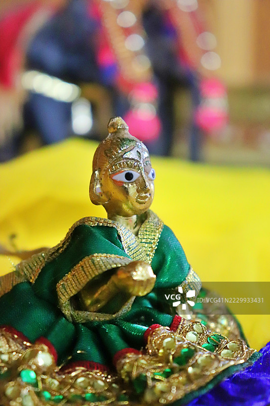 美丽的婴儿克里希纳/巴尔·戈帕尔/克里希纳神/克里希纳诞辰/阿什塔米罗希尼/黄色背景/万寿菊花图片素材