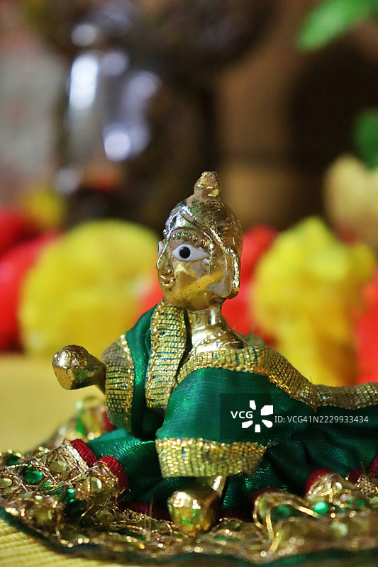 美丽的婴儿克里希纳/巴尔·戈帕尔/克里希纳神/克里希纳诞辰/阿什塔米罗希尼/黄色背景/万寿菊花图片素材