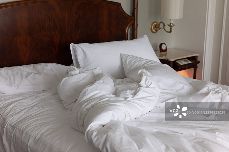 古老阁楼中的双人床图片素材