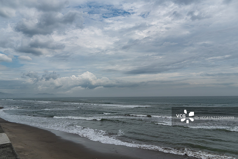 日本神奈川海滩上空的雨云图片素材