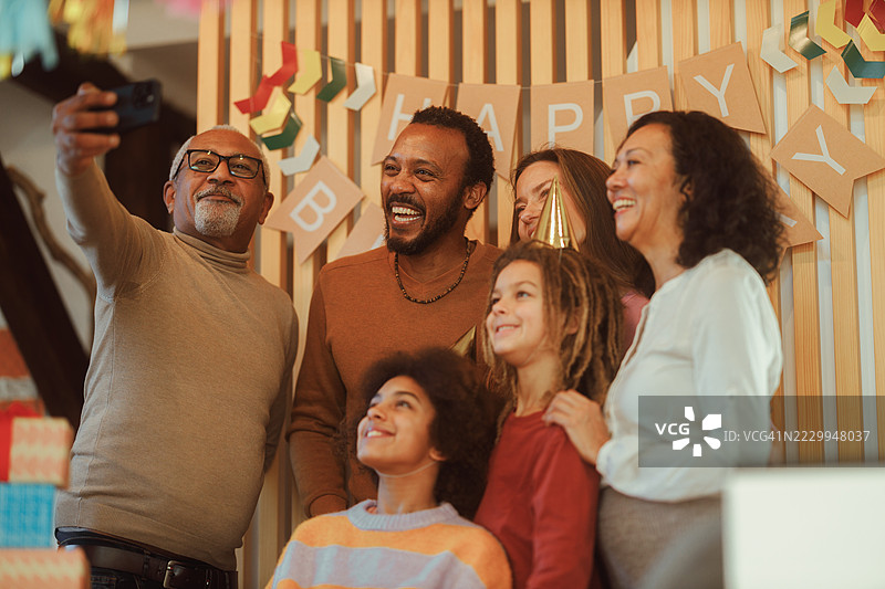 家庭生日庆祝活动中的团体自拍图片素材