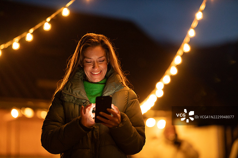 寒冷夜晚中的温暖联系图片素材