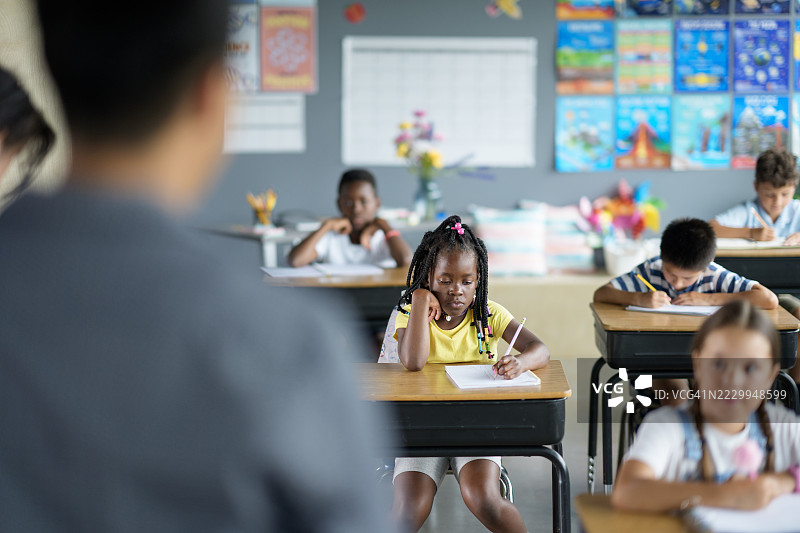 多元化的课堂环境，学生们专注于学习活动图片素材