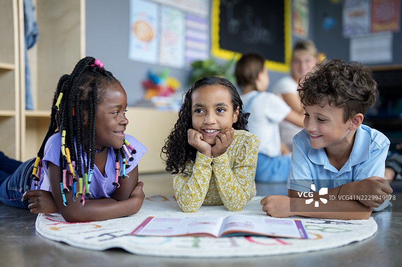 多元化的孩子们在教室里一起学习和欢笑图片素材